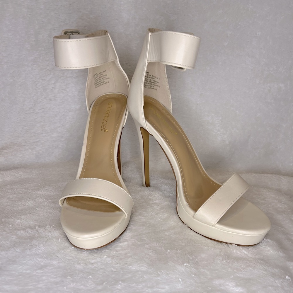 Shoe dazzle White heels